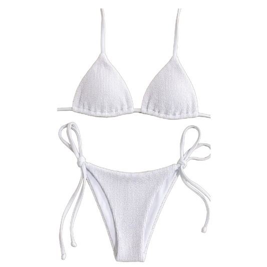 Bikini de dos piezas color blanco en tela acanalada con top de triangulo y bottom de tiras ajustables laterales COCCO SWIM.
