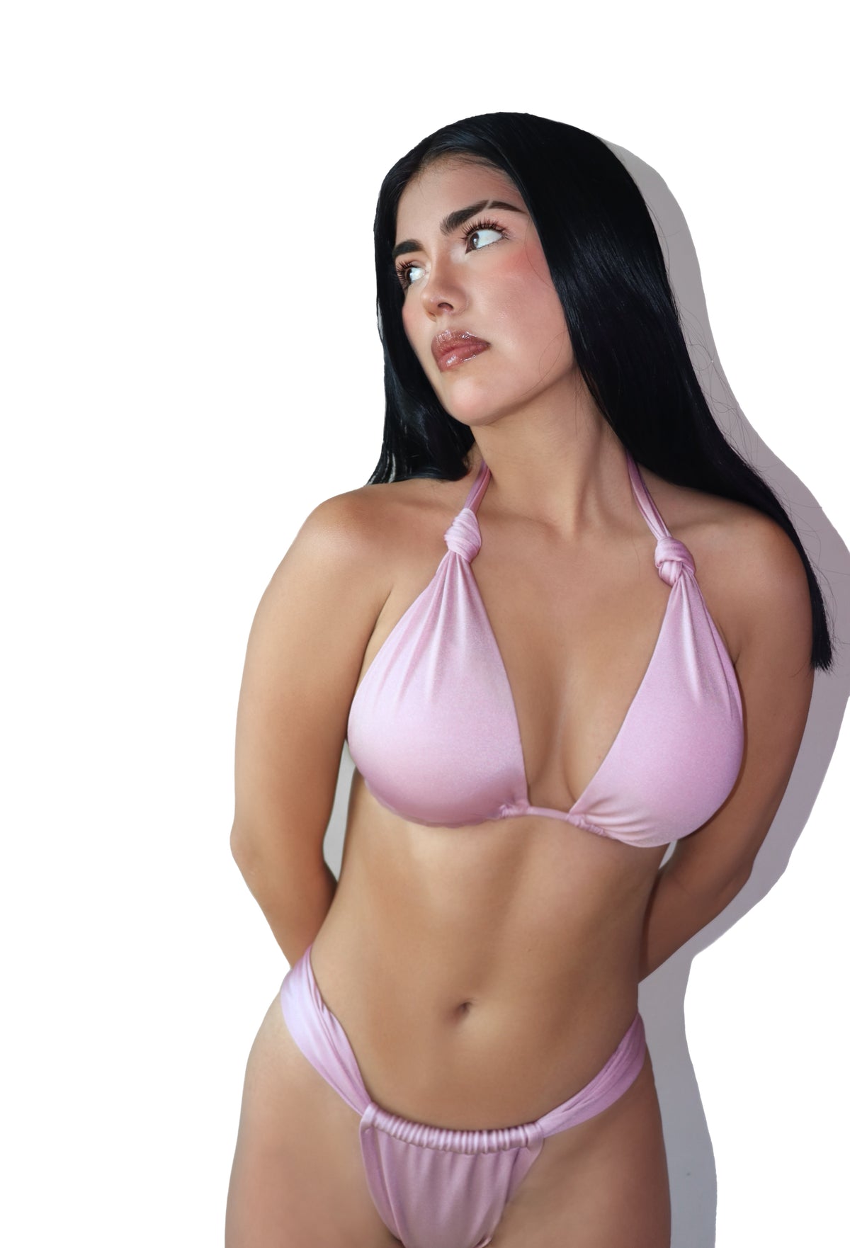 Acercamiento a la modelo mostrando el escote de triángulo y textura satinada del Bikini Blush rosa, Cocco Swim.